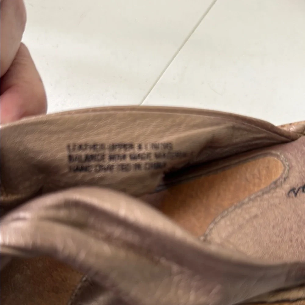 *BORN TAN WEDGE HEEL SLIP ON SANDALS (sz 9)